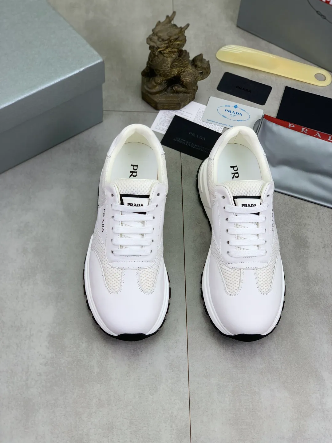 Men's Men's Shoes 💰P560 💰【New Style】 The latest model of high-quality PRADA classic men's shoes has been launched on the official website at a 1:1 replica, synchronized in Hong Kong and on the same catwalk; all made of calfskin➕imported cowhide lining, 🍡🍡original rubber outsole, non-slip and wear-resistant; comfortable on the feet, attractive style, fine workmanship, and simple and neat shoe lasts, highlighting a man's courage and toughness, 👍size 38 to 44 (45 can be customized) black White color🉑️choose